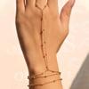 Bracciale Schiava Europeo Creativo in Cristallo Zirconia: Catena Quadrata con Perline e Collegamento al Dito da Donna
