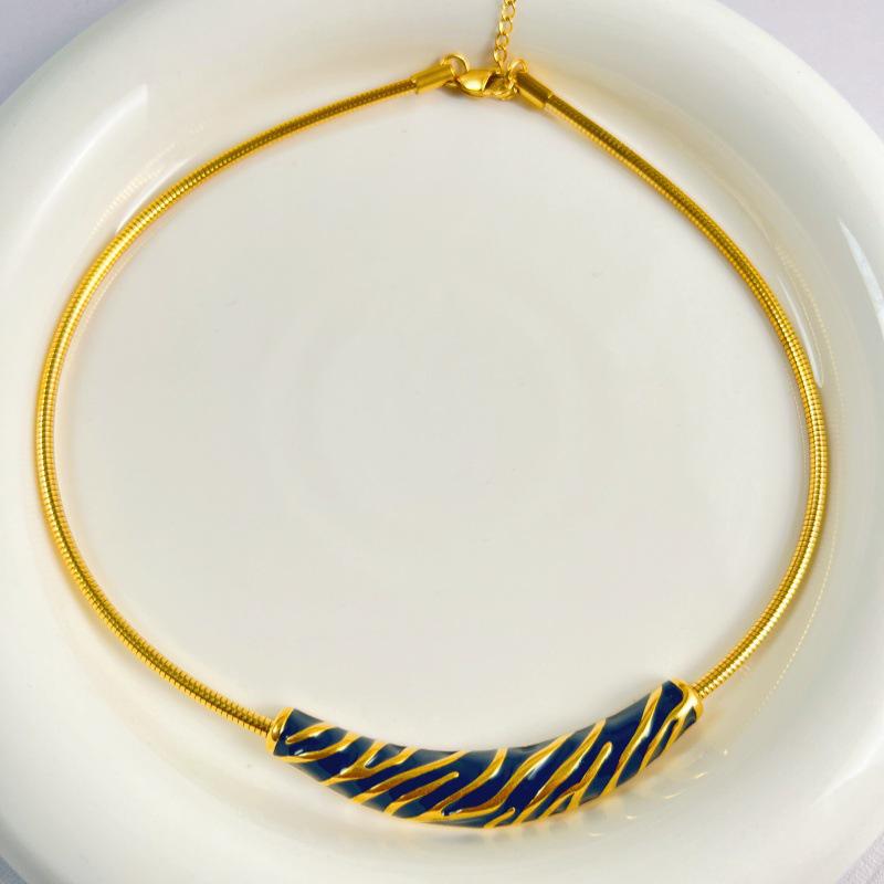 Elegante Halskette Choker aus gebogenem Titanstahlrohr - Elegant, nicht verblassend, vielseitiges Accessoire