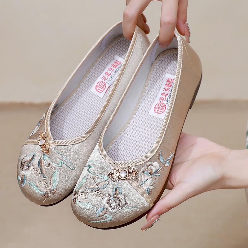 Old Beijing embroidery flat-soled forged cloth shoes fashionable antique Hanfu shoes flat-soled soft-soled embroidered women's shoes