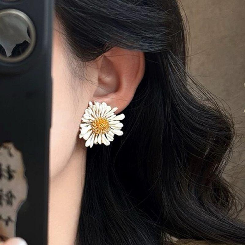 

Eye-Catching Tool ~ Handmade Exquisite Classic Style Daisy Flower Earrings Spring and Summer New Vacation Earrings Ear Clips Female Mimi White (Pair of Silver Needle Earrings)