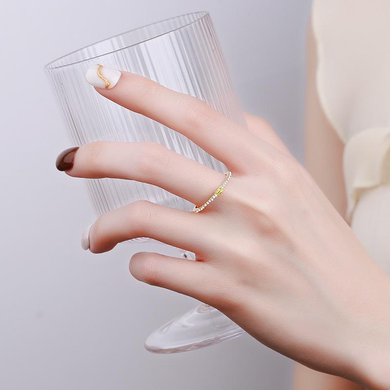 Pierścionek z prostym diamentem ze srebra próby S925 - Elegancka europejska i amerykańska lekka luksusowa biżuteria zaręczynowa