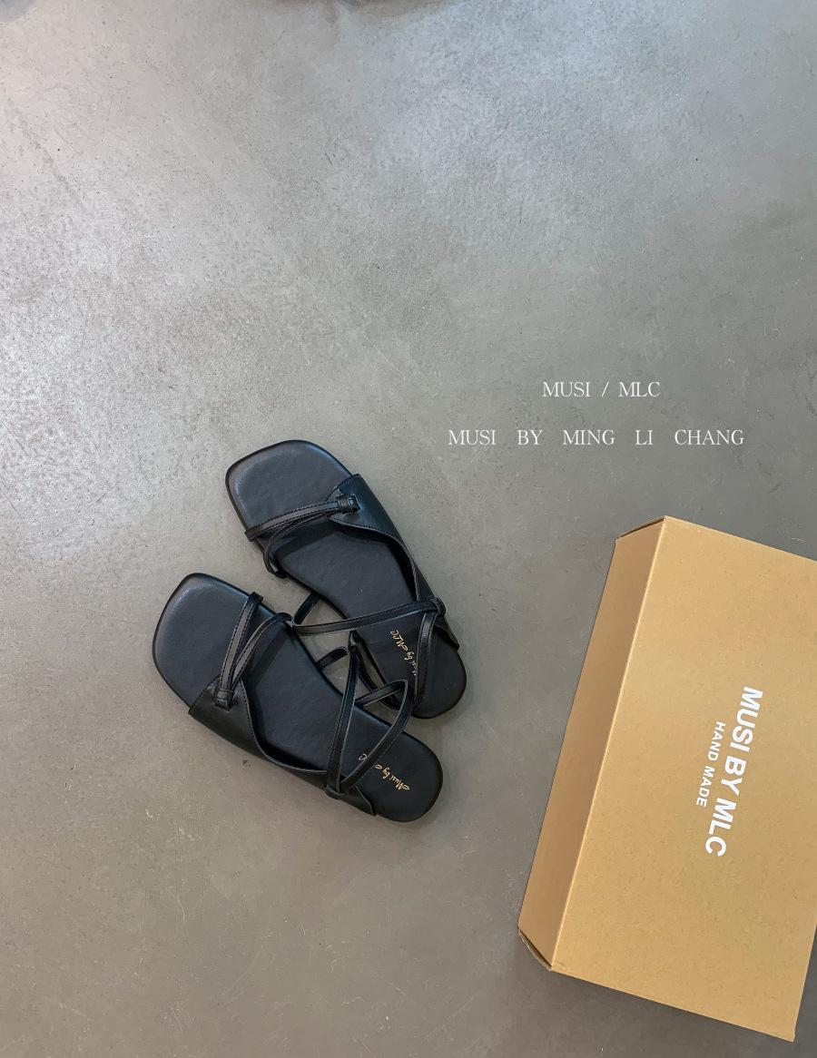 Holiday style flat open-toed sandals women s 2025 summer new French women s shoes design sense niche Roman sandals women 35