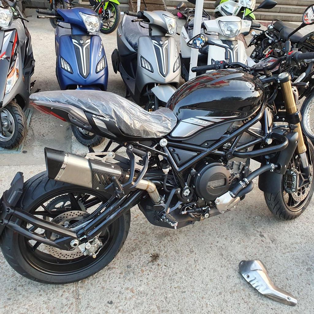 Benelli 752S Stainless Steel Mid Slant Scorpion Carbon Fiber Exhaust