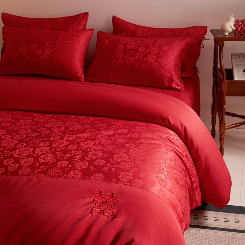 Rotes chinesisches Hochzeitsbettwäsche-Set: Braut-Bettbezug, Spannbettlaken und Happy Quilt für die Aussteuer