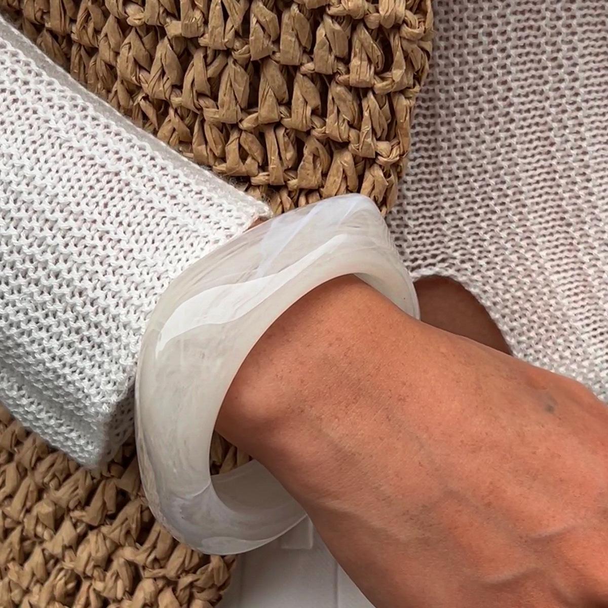 

Ювелирный дизайн чувство китайский ретро ювелирный браслет смола личность мода преувеличенный женский браслет