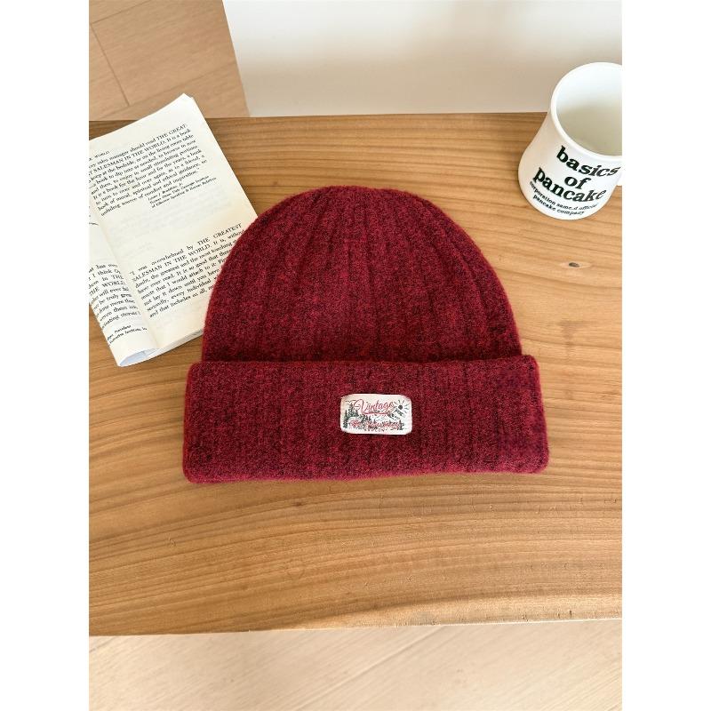 Verdickte Wollstrickmütze für Wärme und Kälteschutz im Herbst und Winter. Große Kopfmütze, um das Gesicht zu betonen. Kleine Ohrenschützer.