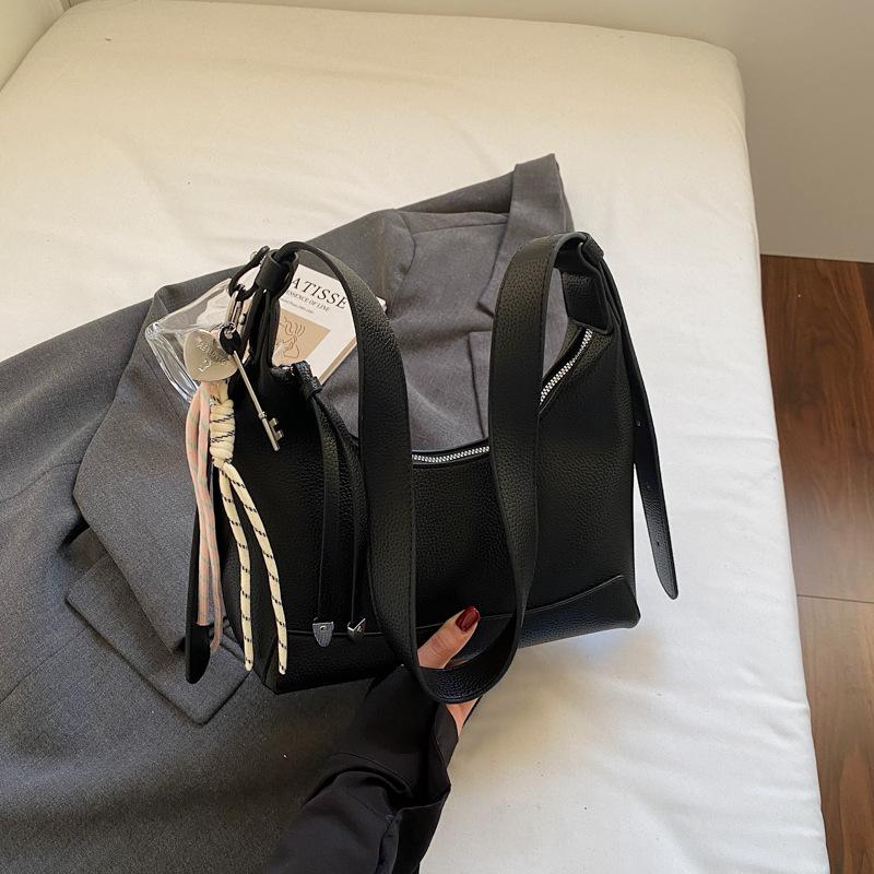 A Trendy and Simple Underarm Bag with Lychee Patterns A Casual and Stylish Crossbody Bag for Commuting To Work