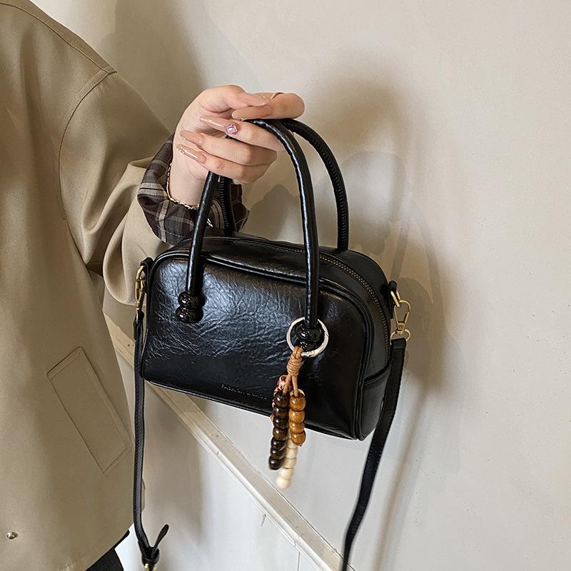 Niche design bag women's 2025 new autumn and winter versatile shoulder messenger bag Korean version ins portable pillow bag