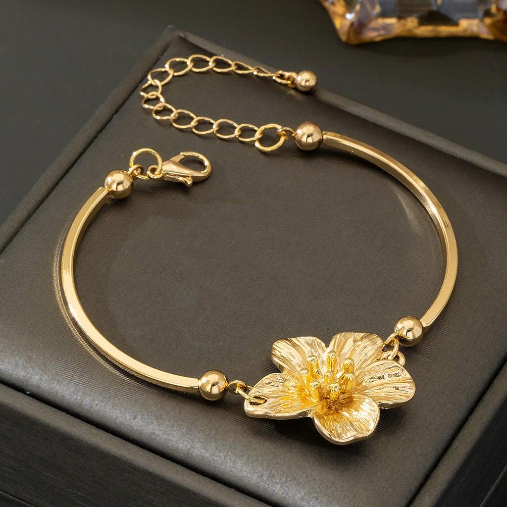 New Fashion 5 Petal Exquisite Flower Bracelet Personalized Versatile Women's Petal Bracelet Festival Party Girl 2025 Jewelry
