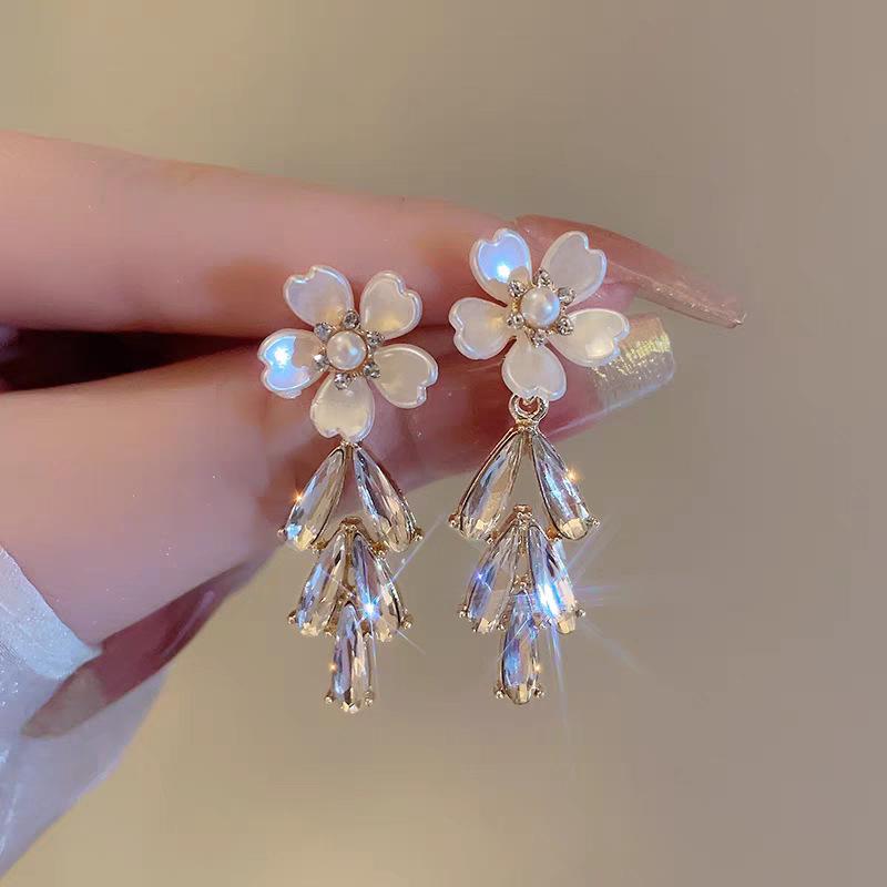French retro flower pearl fringed earrings women's personality sweet temperament earrings light luxury high-end elegant earrings