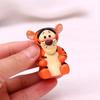 10 figurine de acțiune cu Winnie the Pooh, un personaj de desene animate Disney, inclusiv Pooh însuși și prietenii săi