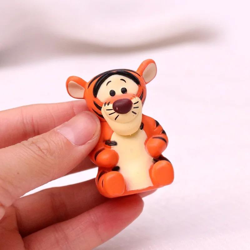 10 figurine de acțiune cu Winnie the Pooh, un personaj de desene animate Disney, inclusiv Pooh însuși și prietenii săi