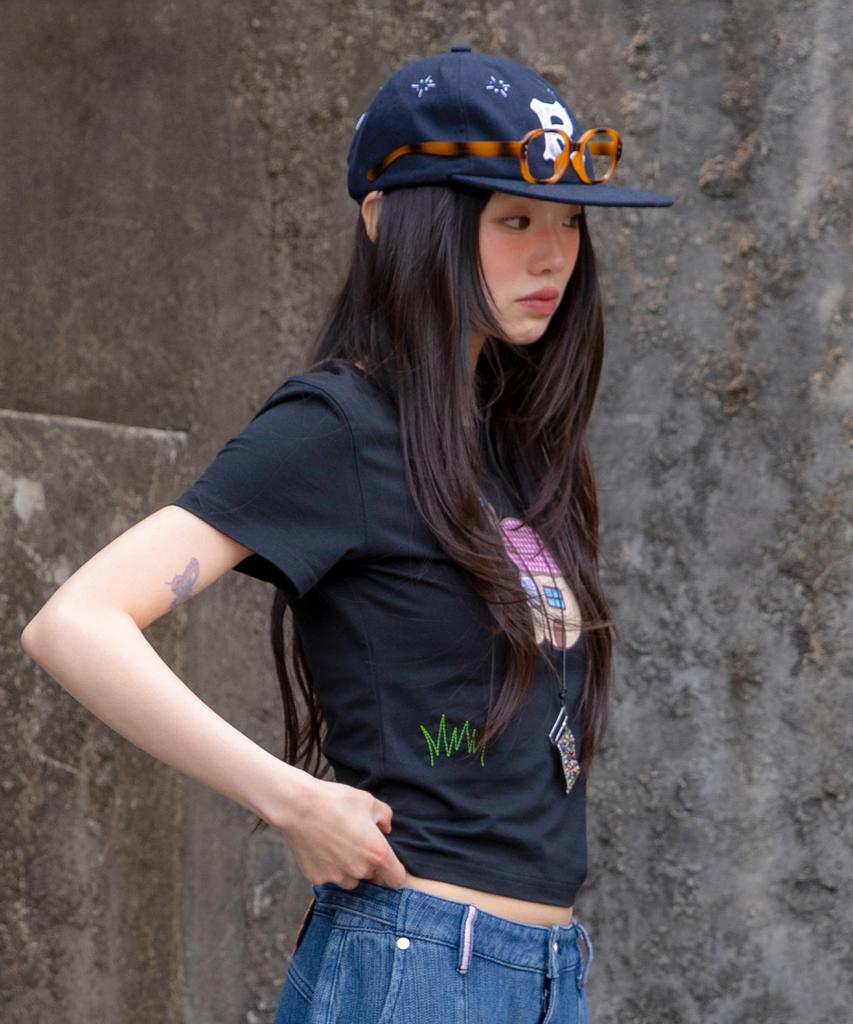 RuNaKi'Hu' Wxt076 Kinoko House Applique T-Shirt (Black)