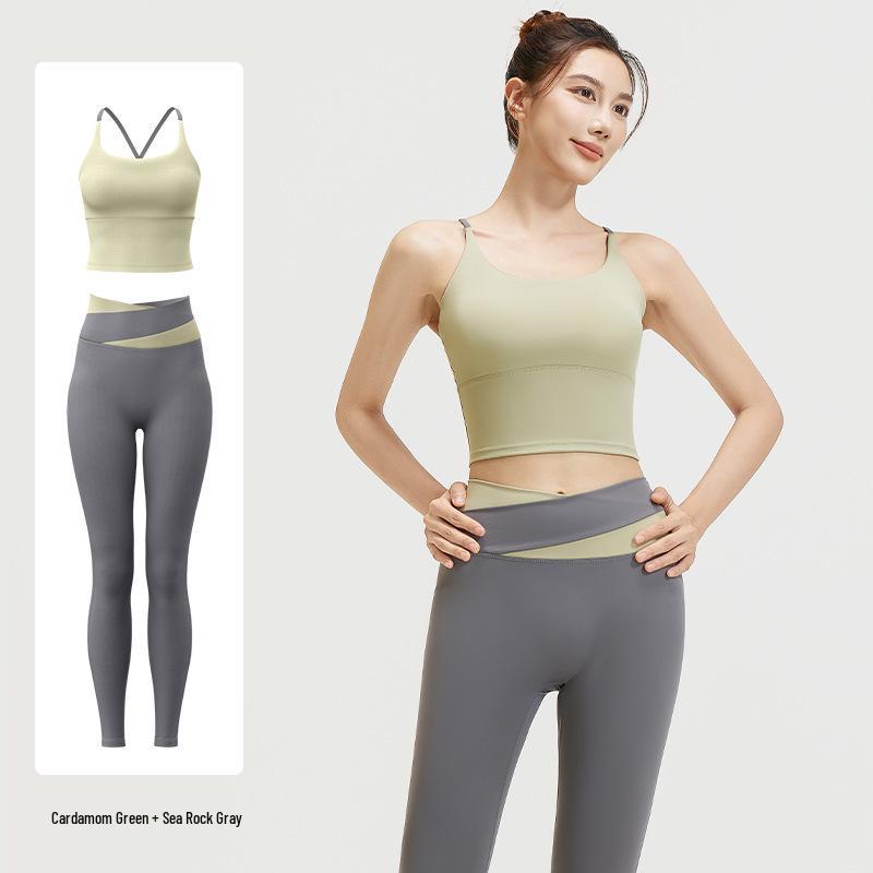 

High-Elastic Nude Sports Bra & Color Block Capri Leggings Yoga Set M