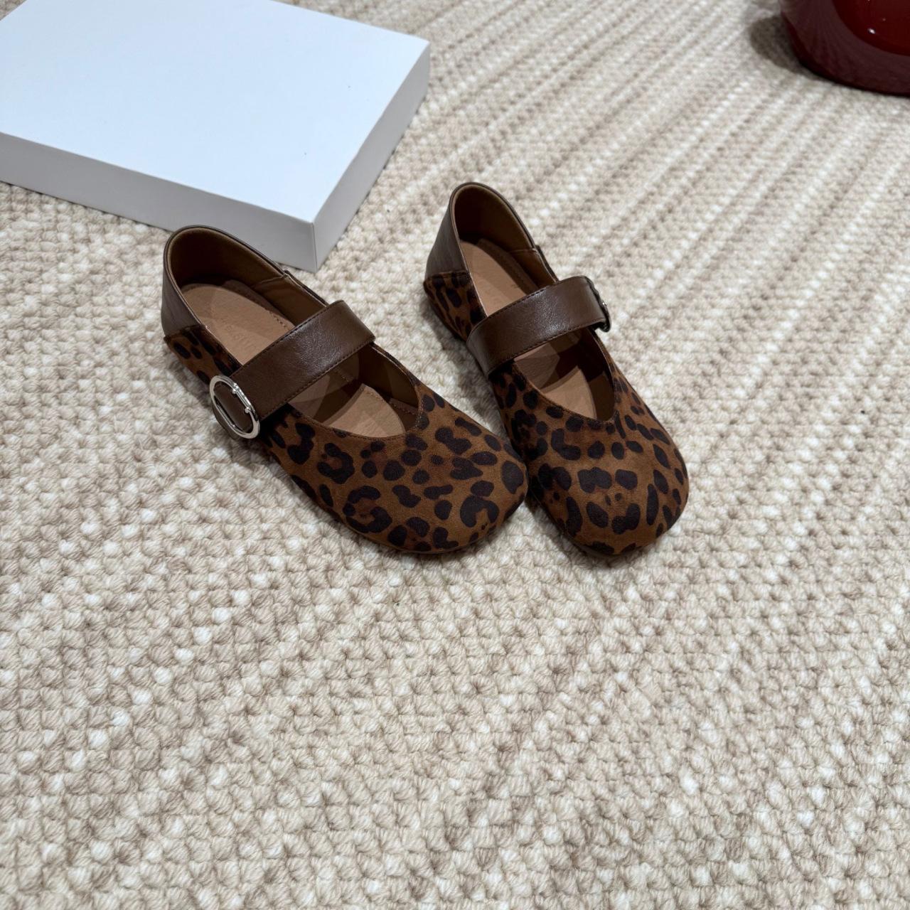 

Супермягкие женские туфли Мэри Джейн во французском стиле 2025 осень новые ретро плоские с двумя способами носки с легким вырезом туфли-лодочки 40 цветной печати леопарда