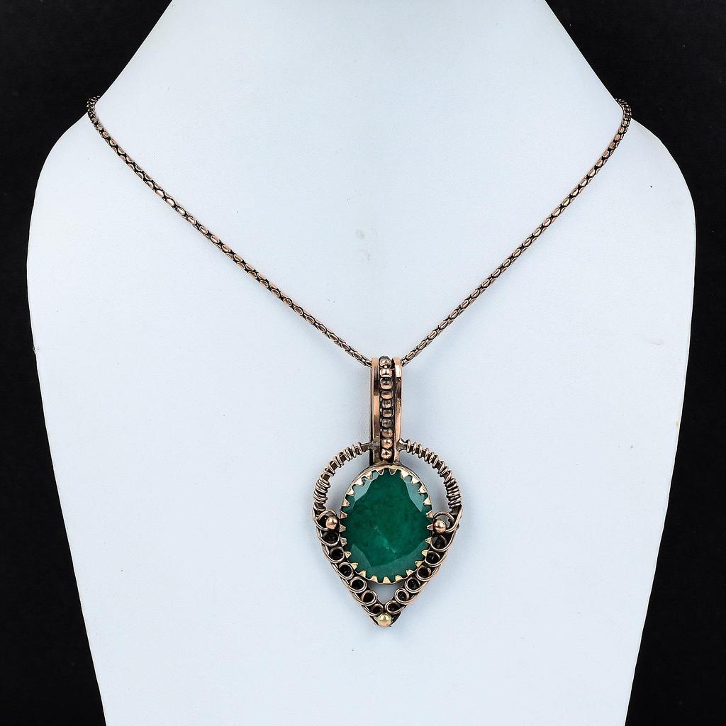 Labbskapad smaragd ädelsten handgjord ren koppartråd lindad hängsmycke smycke