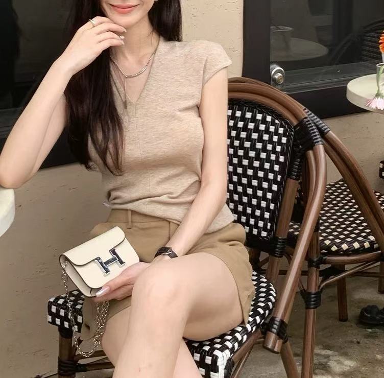 

V-neck small flying sleeves thin ice silk knitted t-shirt women s summer short slim-fitting and thin top French high-end top One size fits all
