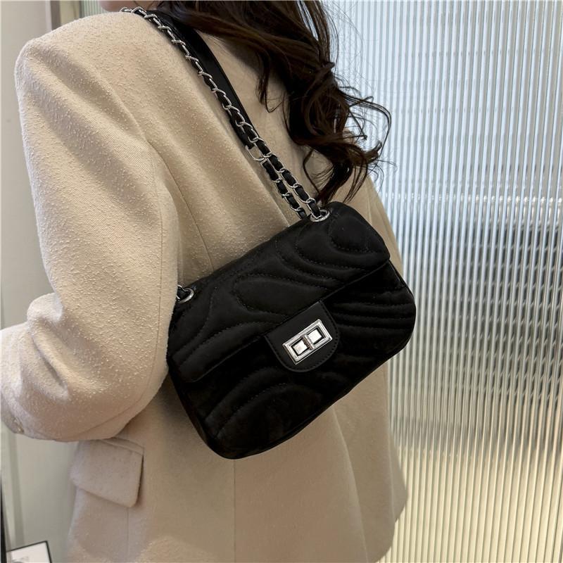 Ielgy All-Match Fashionable Texture Chain Messenger Bag Ladies Small Square Bag