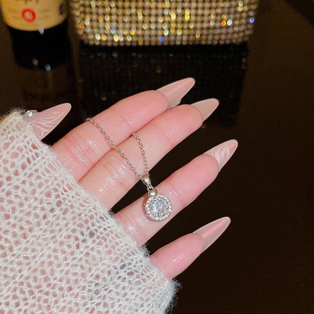 Fashion Light Luxury Titanium Steel Necklace Women'S High-End Pendant Sweet Temperament Collarbone Chain Does Not Fade Accessories