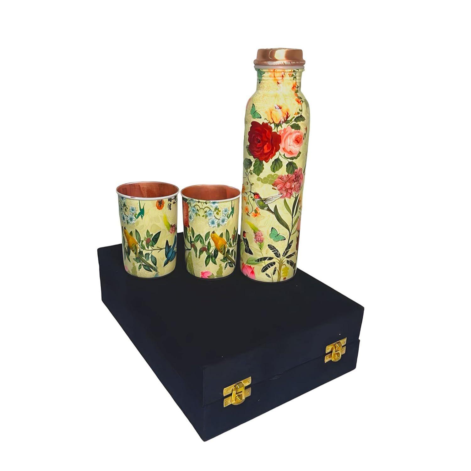 

Медная бутылка для воды 1 л | Медная бутылка для воды с набором стаканов | Работа Минакари | 100% чистая | Герметичная | 2 стакана для воды по 300 мл каждый |