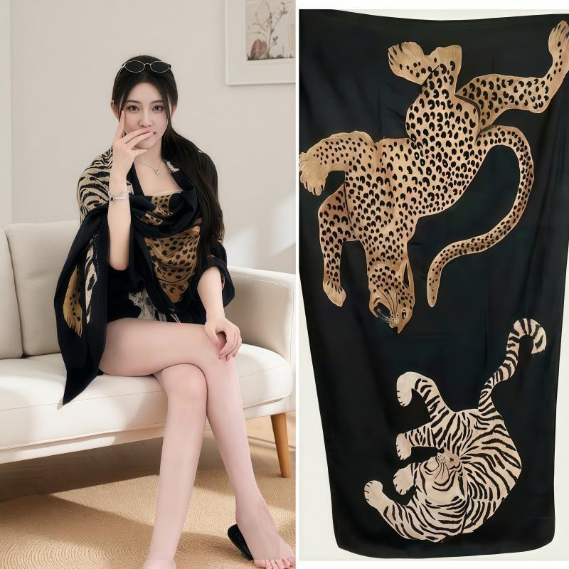 Luxury Women Scarf Leopard Tiger Print Scarf Soft Shawl Vintage Animal Scarf Oversized Breathable Neck Scarves Daily Outfit