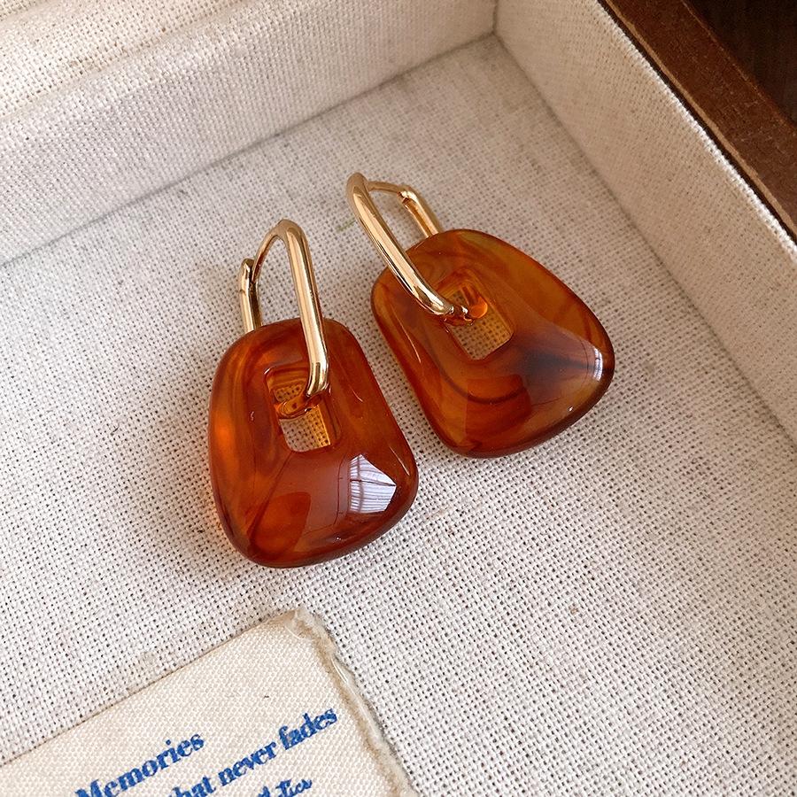 

Acrylic square pendant ear buckle Maillard simple fashion retro temperament earrings light luxury high-end earrings women