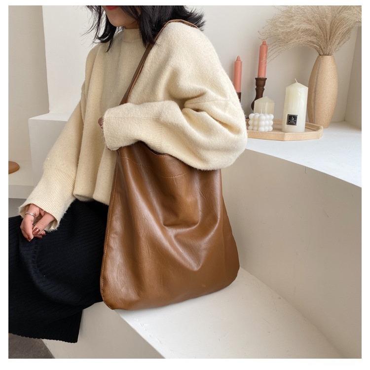 

Женская универсальная плечевая сумка большой вместимости, кошелек, сумка через плечо, магнитная застежка 40 * 38 * 2cm коричневый