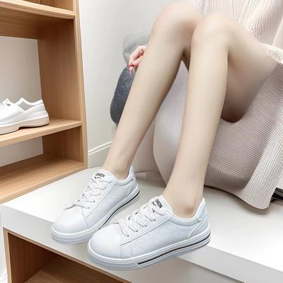 Versione coreana di scarpe bianche semplici basse da donna 2025 primavera nuove leggere casual studentesche sportive versatili suola piatta scarpe da donna
