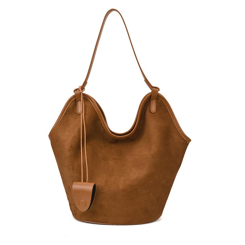 

Large capacity bag women s new autumn and winter retro fashion shoulder bag niche commuter tote bag коричневий