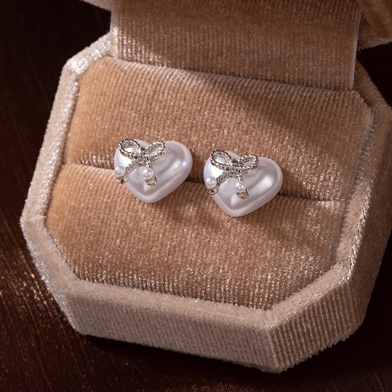 Light Luxury Heart-Shaped Pearl Bow Small Stud Earrings Imitation Silver Needle Versatile Small Earrings Cute Gentle Temperament Earrings Women