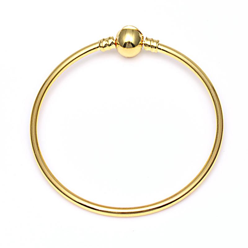 Eenvoudig zelf te maken slangenkettingarmband met Europese bedeltjes, een modieuze sieradenstijl voor dames, zoals die van Mary Poppins.