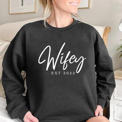 Dostosowana bluza Wifey Est 2022 bluza zaręczynowa prezent dla przyszłej panny młodej spersonalizowany prezent dla nowożeńców nowa żona bluzy z kapturem sweter