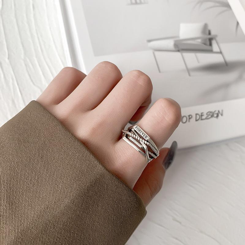 Chiudi gli occhi ed entra nella scintillante sensazione di lusso leggero, pieni di anelli aperti in zirconio, donne dal temperamento alla moda