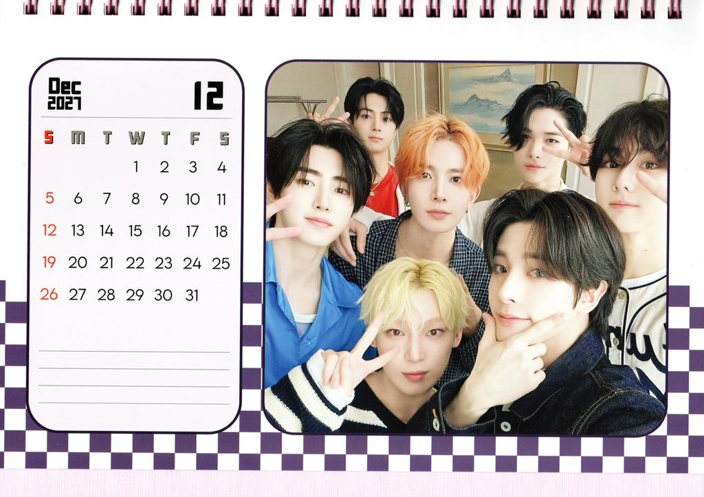 Enhyphen מרצ'נדייז לוח שנה שולחני פוטובוק סט מדבקות 2026-2027 (לוח שנה לשנתיים) + קיי-פופ