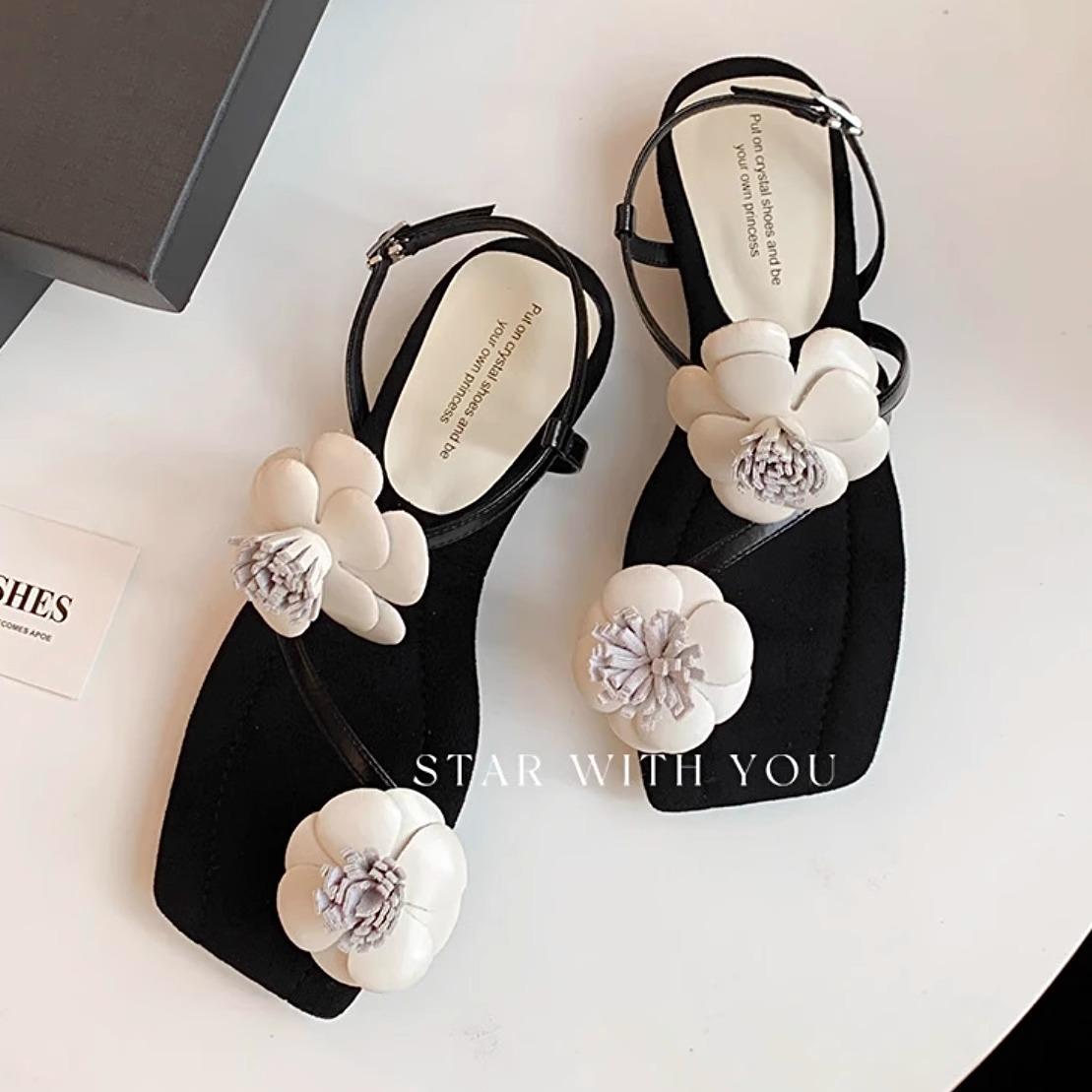 

Xingshengda~ Summer new Xiaoxiangfeng open-toed square camellia one-word buckle sandals women s flat-bottomed cool slippers 35 чёрный