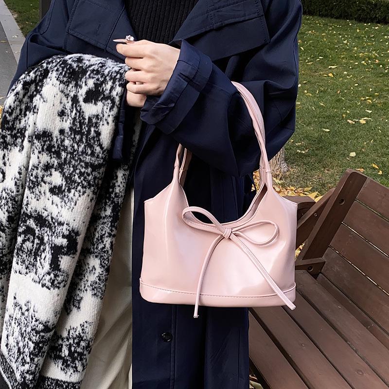 

Универсальная сумка-тоут из вощеной кожи 2024 года: Женская сумка-мессенджер с большим бантом на подмышку для поездок на работу и отдыха на осень/зиму. Style 2 розовый