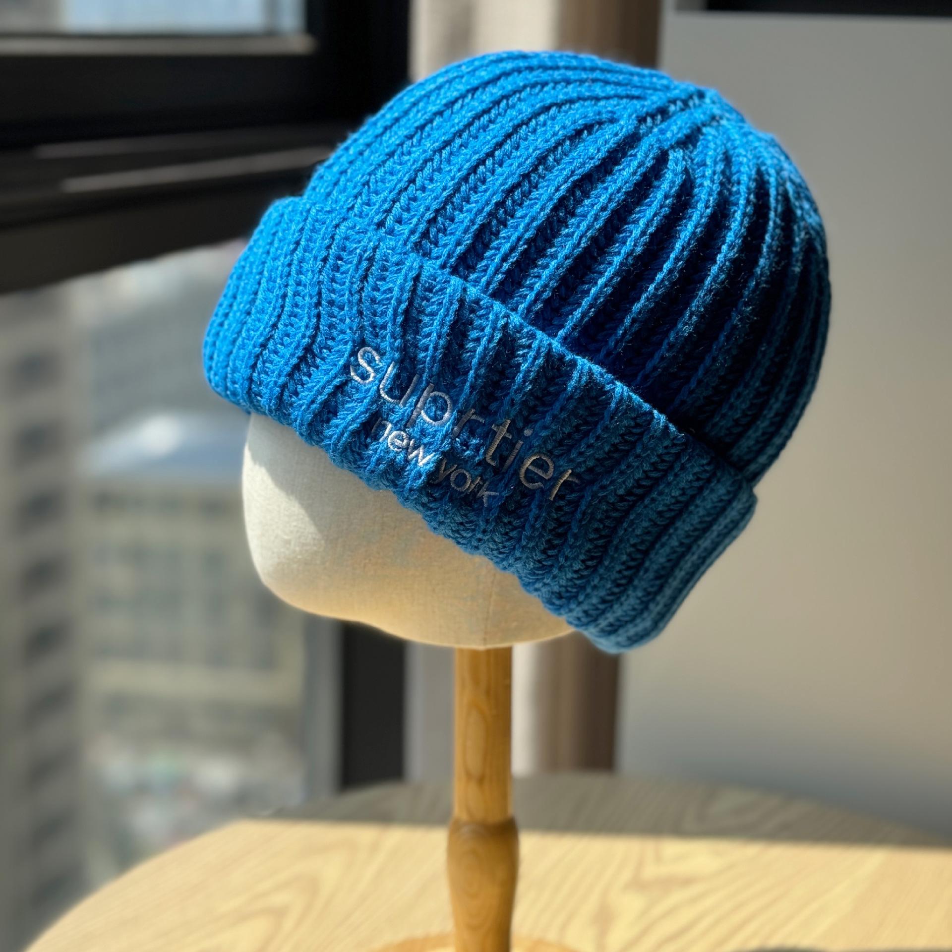 

Уличная вышивка букв Толстая шерстяная шапка для женщин Осень и Зима Теплая Большой обхват головы Универсальный пуловер Холодная шапка для мужчин one size