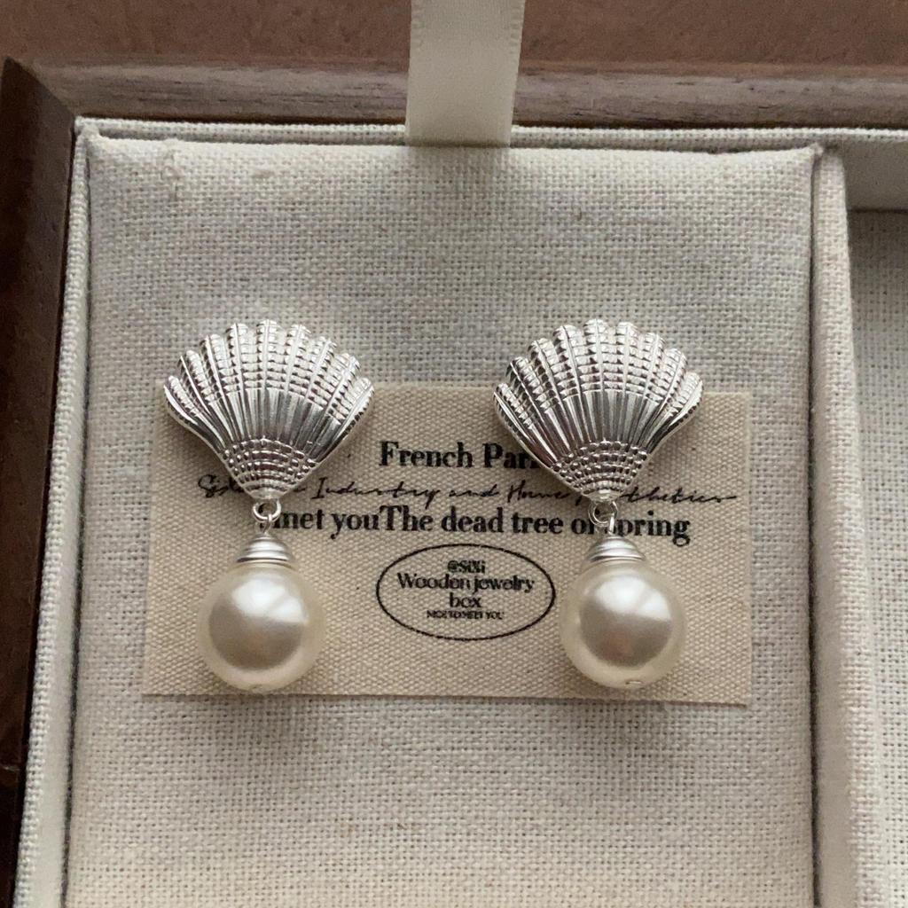 "Vintage Creamy Yellow Starfish Ear Clips: Elegant and Cute, Piercing-Free Sea Star Earrings"