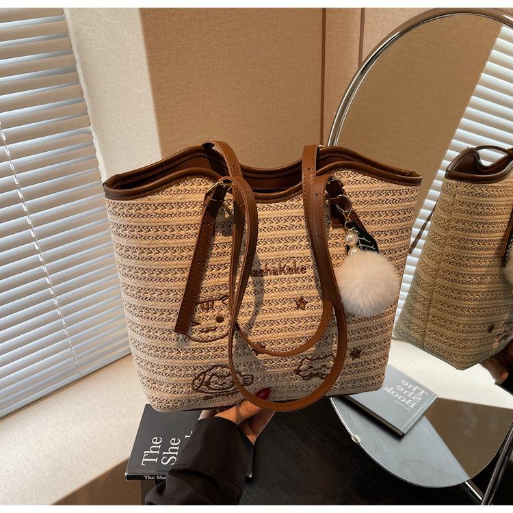 

Соломенная сумка женская 2025 новая повседневная простая плетёная сумка большой вместимости на плечо сумка-тоут темно-коричневого