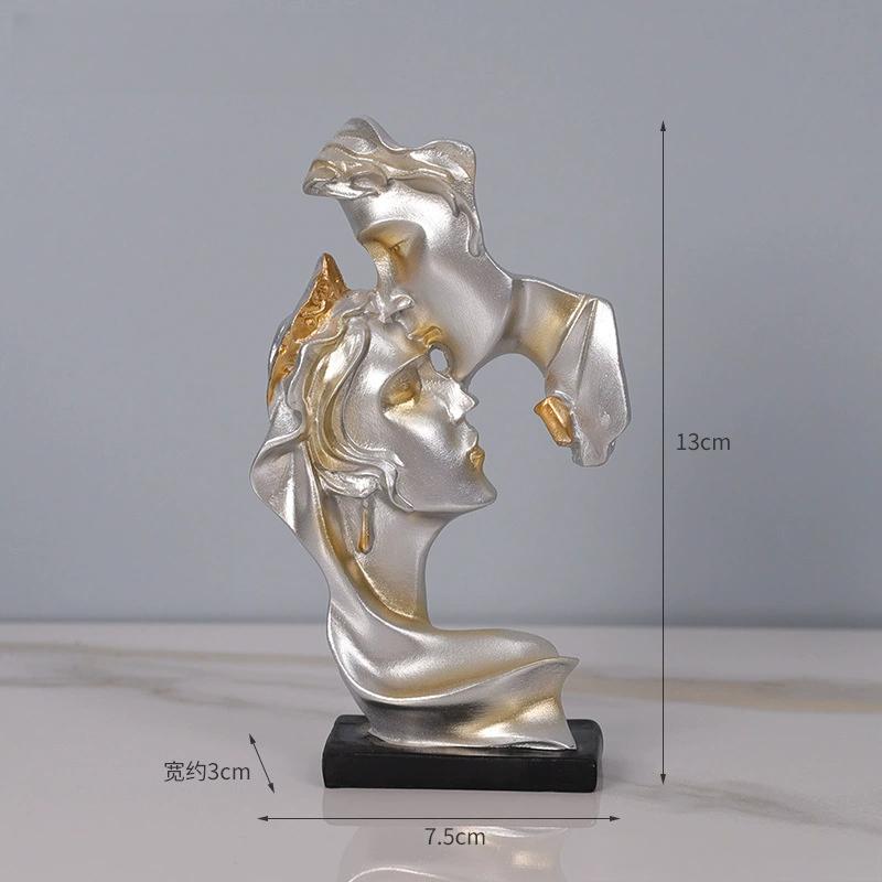 

Мини-статуэтка влюбленных из смолы, модель позы поцелуя, скульптура, украшение для домашнего декора, настольное украшение для винного шкафа