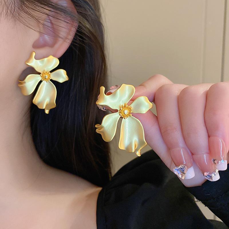 French Flower Pearl Earrings Elegant Irregular Drop Earrings Temperament Charm Earrings Vacation Party Jewelry For Women