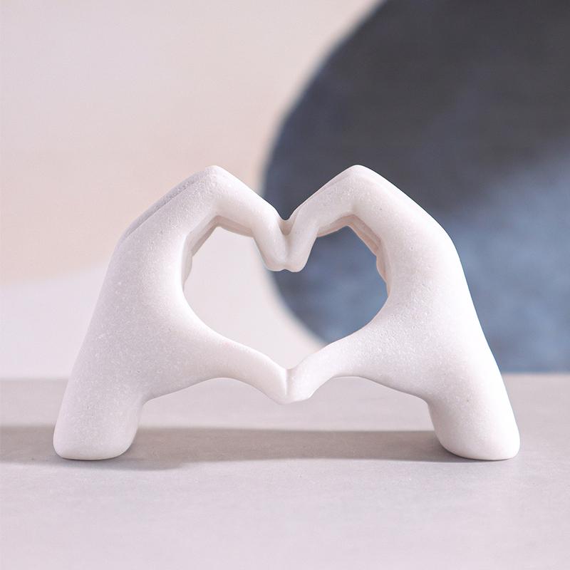 Mini Liebesgesten-Skulptur Harzhandwerk Ornament für Zuhause, Schlafzimmer, Wohnzimmer, Arbeitszimmer Schreibtischdekoration