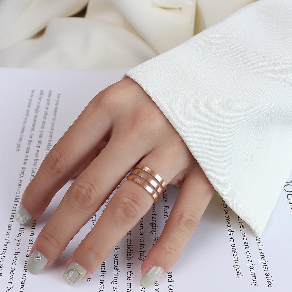 

Элегантное многослойное европейское и американское кольцо на указательный палец из титановой стали с полировкой из 18-каратного золота для женщин