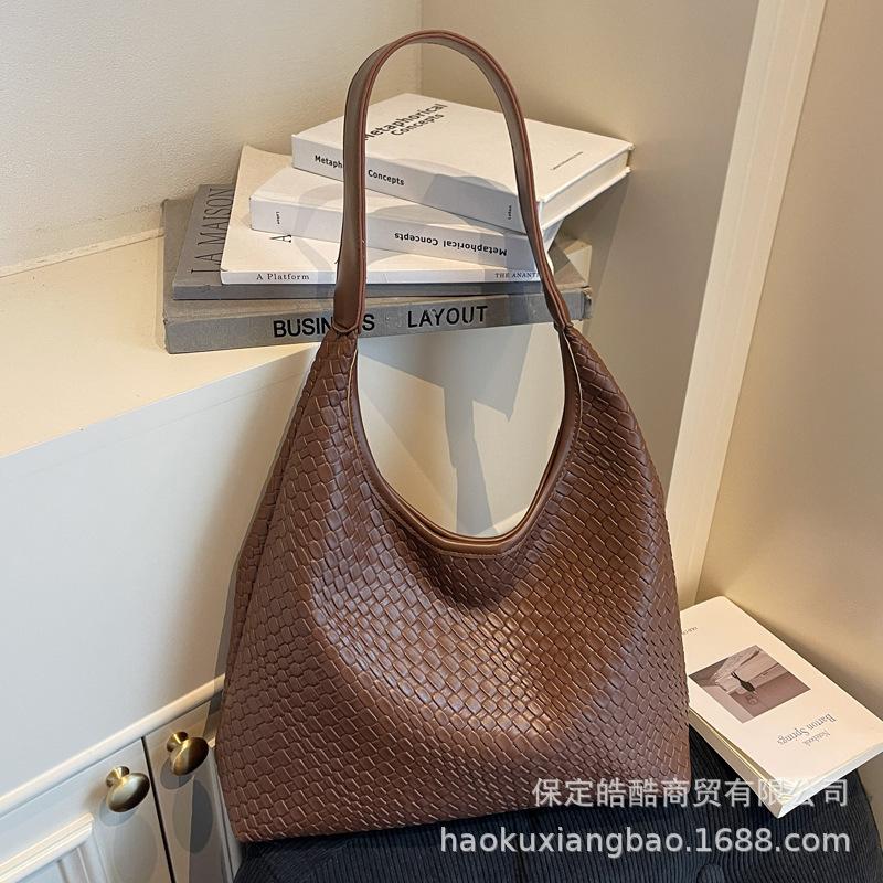 Retro bag women's large capacity 2025 new autumn and winter casual shoulder mother and child bag premium texture commuter tote bag