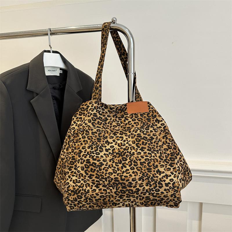 Fashion retro leopard print shoulder bag 2025 winter new personalized niche design simple literary tote bag