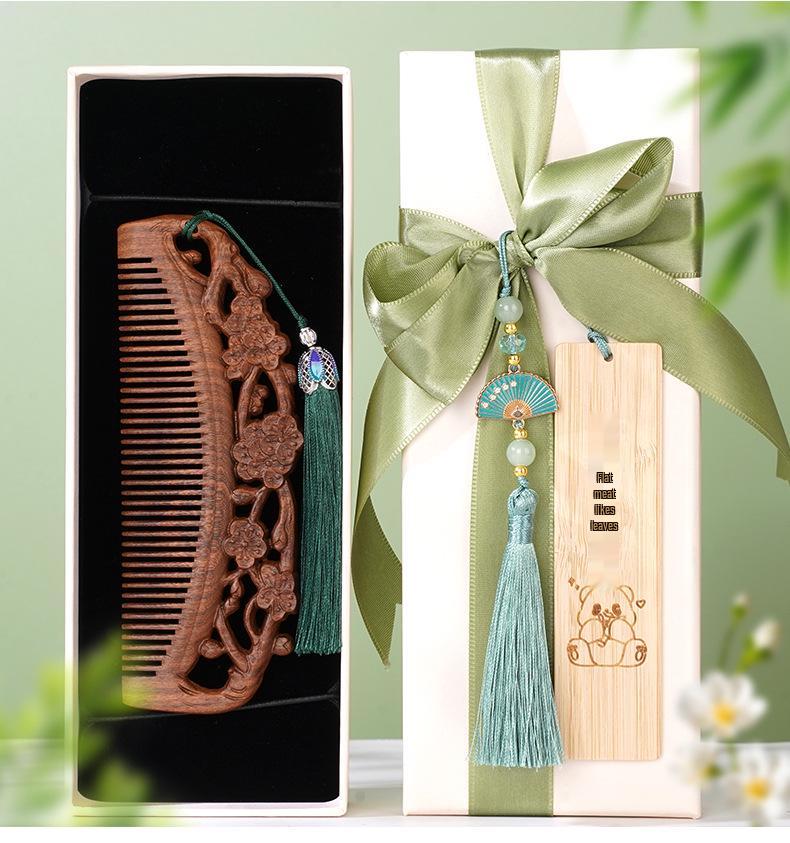 Schwarz-Gold Sandelholz Doppelseitig Geschnitzter Mondkamm, Hochwertige Chinesische Stil Geschenkbox: Auf einer Seite geschnitzt, auf der anderen glattes Haar.