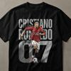 Cristiano Ronaldo Fotbollströja, Ikonisk Fotbollsspelare Fläktkonst T-shirt, Snygg Sportentusiastpresent, Legendarisk Målskytt Grafisk Tröja