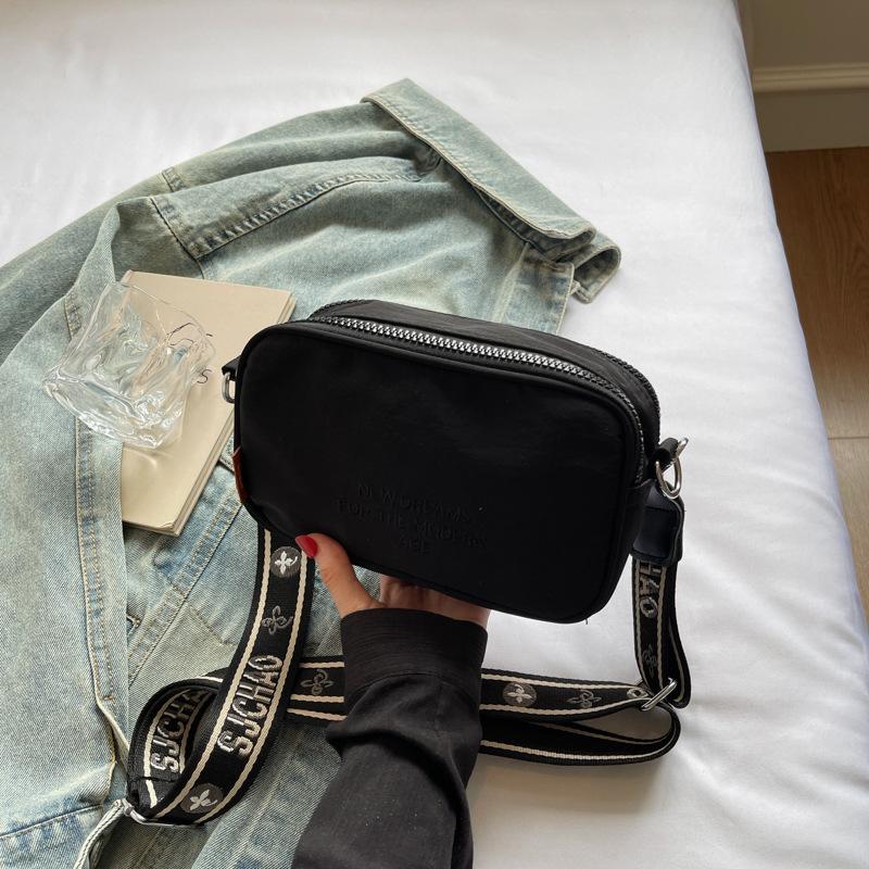 

Niche design casual versatile small square bag women s new fashion contrasting color wide shoulder strap single shoulder messenger bag чёрный