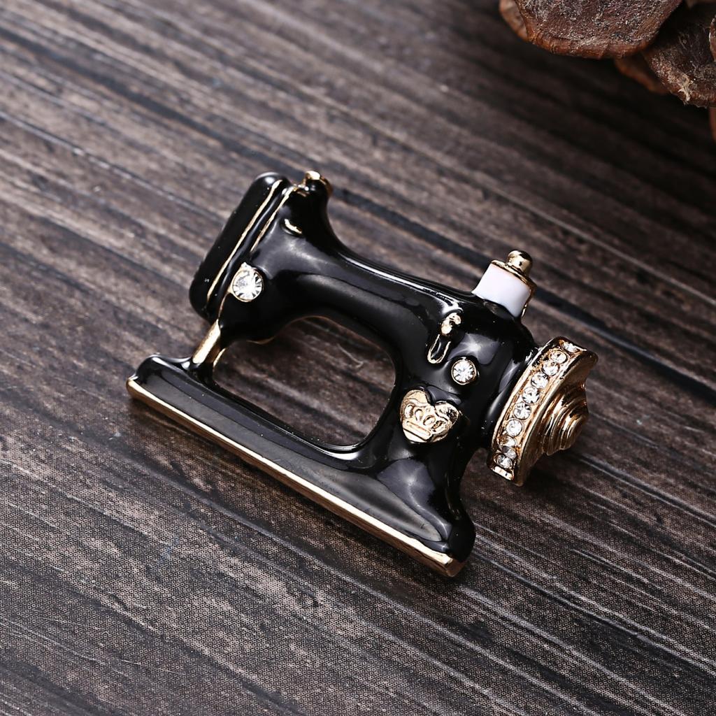 Creative Rhinestone Black Enamel Sewing Machine Brooches For Women Men Vintage Fashion Punk Sewing Instrument Buckle Pin Jewelry