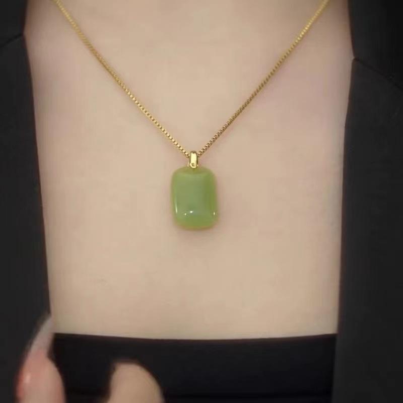 

Нефритовое ожерелье для женщин, имитация хетианского нефрита, простая и модная цепочка на ключицу, темпераментная девушка, квадратный бренд, нефритовый кулон Peace